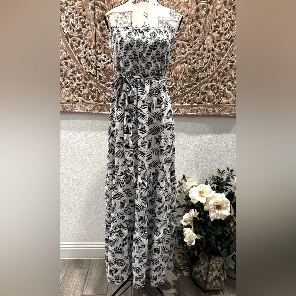 ee:some White & Navy Blue Palm Print Tiered Skirt Smocked Strapless Maxi Dress